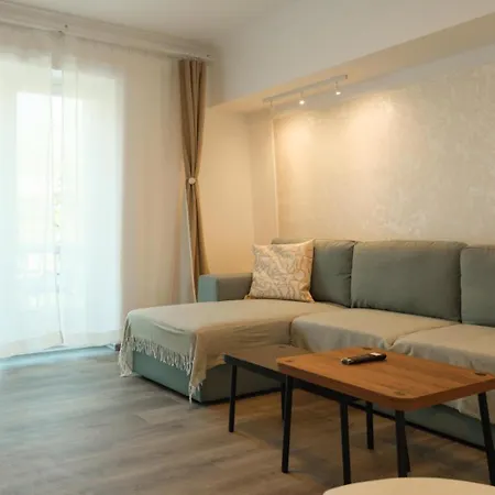 Square Apartment *